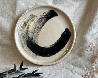 The Makers 'Mark Keramikteller, handgefertigter Lunchteller, einzigartiges weißes Esszimmer, handgefertigte Servierkeramik, Wohnküchendekor, schwarzes Gericht