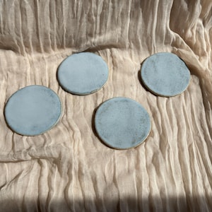 Sky Blue Set of coasters, handmade ceramic coaster, circle drink coasters, tea place matt, modern kitchen homeware, unique boho dining 画像 3