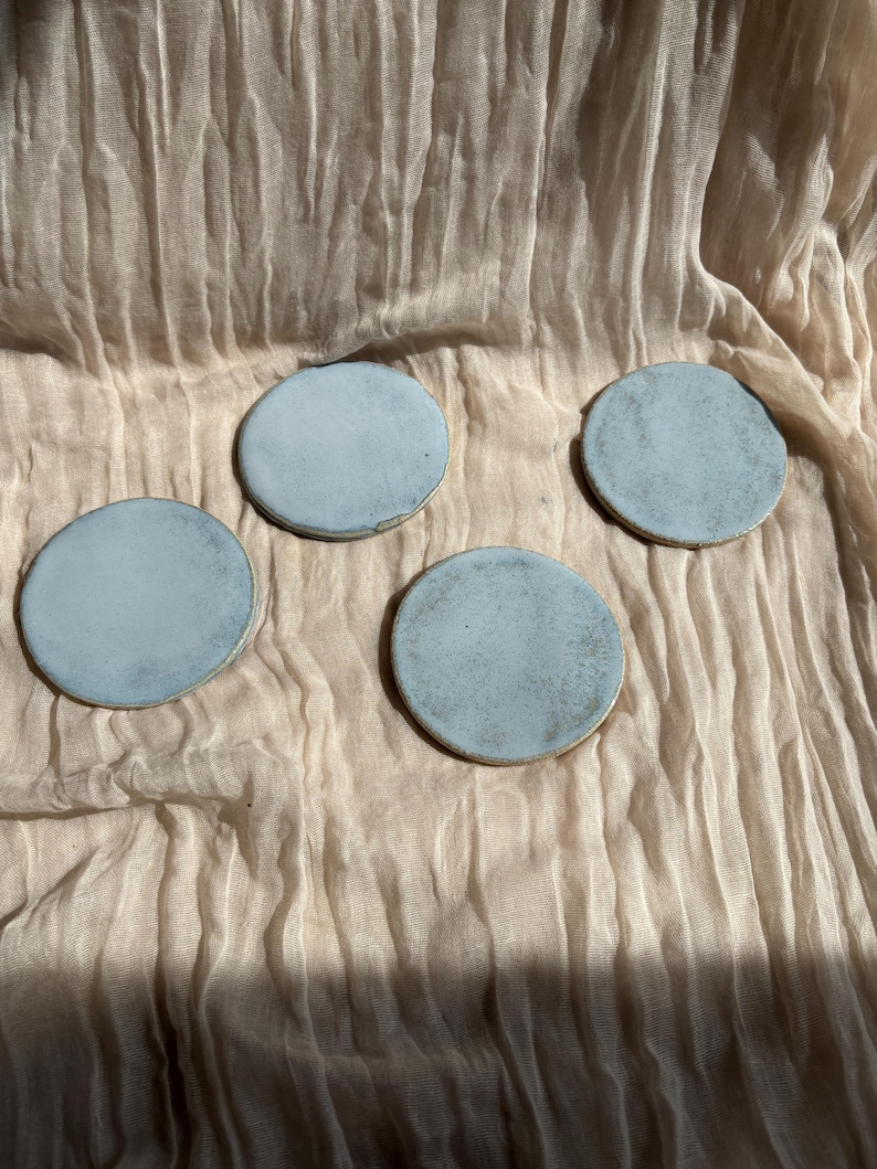 Sky Blue Set of coasters, handmade ceramic coaster, circle drink coasters, tea place matt, modern kitchen homeware, unique boho dining 画像 3