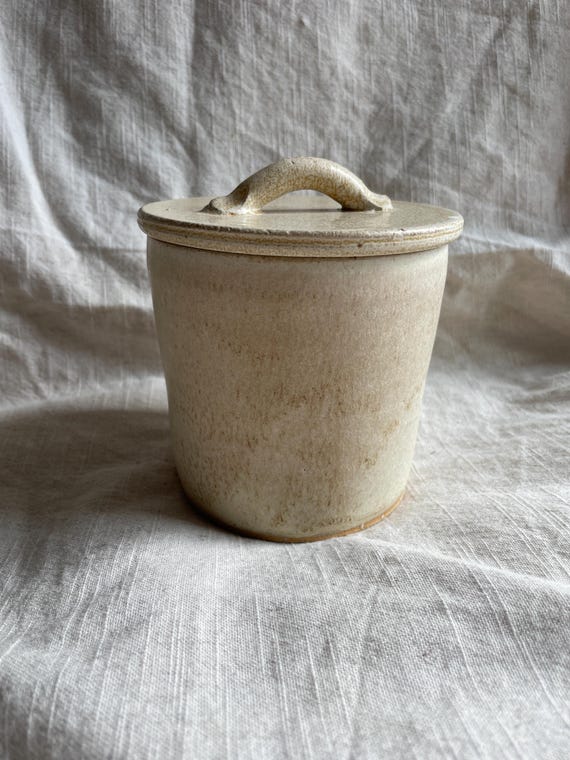 Cremefarbener Buttertopf aus Keramik, handgemachter Butterkeller, handgeworfenes Buttergefäß, französische Butterdose