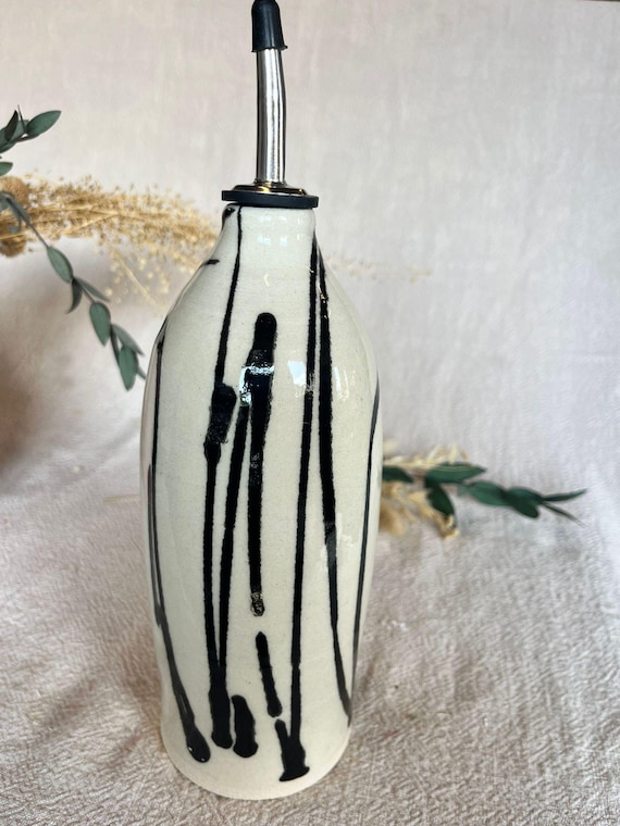 Drizzle ceramic oil pourer, 350ml handmade bottle, oil decanter, refillable oil cruet, silicon top oil bottle, oil and vinegar cruets