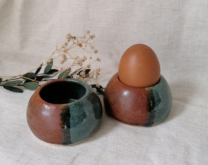 Earth Handgemachter Eierbecher, Eierbecherhalter, Eierbecherset, Geschenkset, Frühstückskeramik, einzigartiges britisches Geschenk, Küchenkeramik, handgemachte Keramik