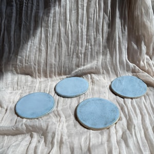 Sky Blue Set of coasters, handmade ceramic coaster, circle drink coasters, tea place matt, modern kitchen homeware, unique boho dining 画像 1