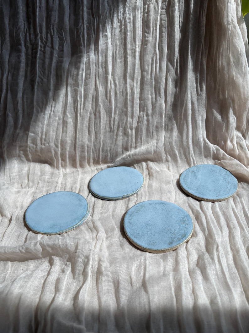 Sky Blue Set of coasters, handmade ceramic coaster, circle drink coasters, tea place matt, modern kitchen homeware, unique boho dining 画像 1