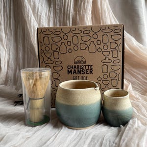 Stripe ceramic matcha bowl, 400ml capacity, with additional matcha whisk holder. Matcha tea, match latte, healthy living, chawan, tea set Giftbox