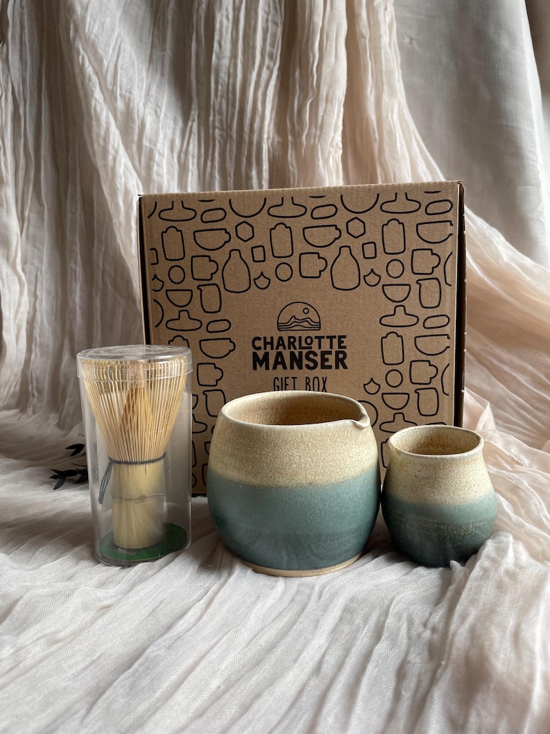 Stripe ceramic matcha bowl, 400ml capacity, with additional matcha whisk holder. Matcha tea, match latte, healthy living, chawan, tea set Giftbox