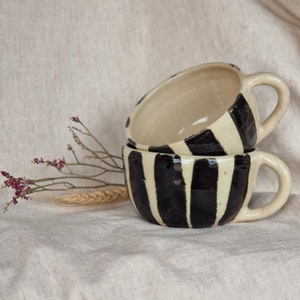 NEUER Streifenbecher, schwarz glasierte Tasse, handgemachter Cappuccinobecher, 300ml Lattebecher, einzigartiges britisches Geschenk, Teekaffeeliebhaber, Strandlandschaftskeramik Bild 4