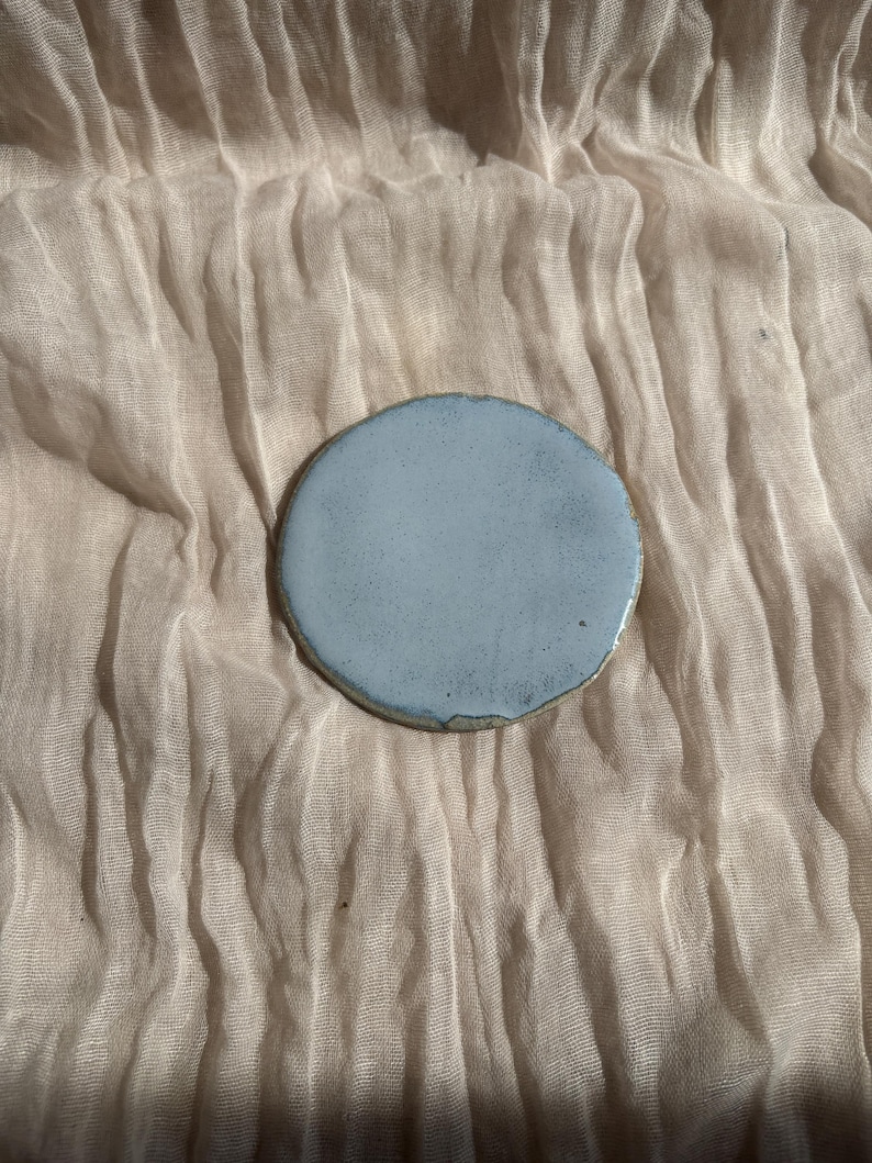 Sky Blue Set of coasters, handmade ceramic coaster, circle drink coasters, tea place matt, modern kitchen homeware, unique boho dining 画像 4