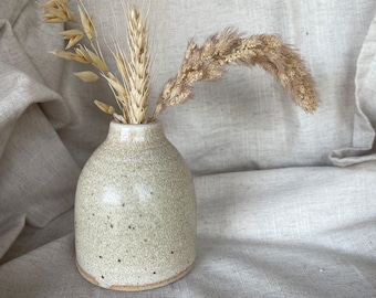 Cream ceramic vase, bud vase bottle, Reed diffuser bottle, refillable diffuser container, Center piece vase, single stem vases