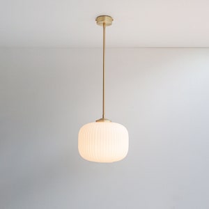 Lampada a sospensione con stelo in vetro zigrinato opalino