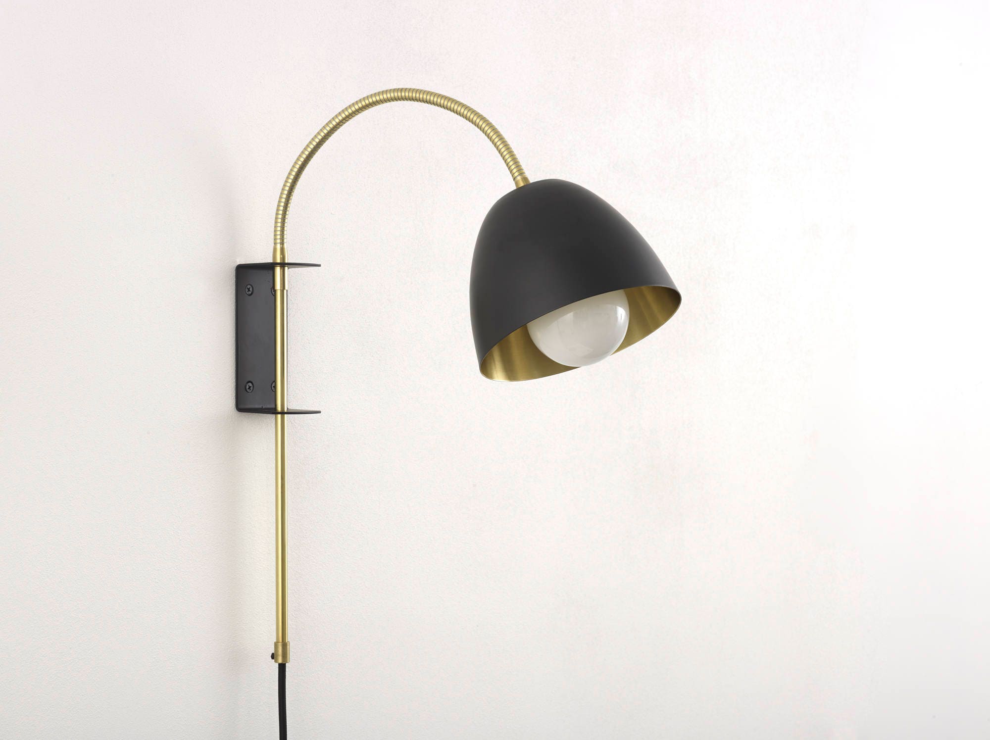 Lampe Murale Flexi Neck avec Support Mural Noir, Teinte en Laiton Noir et Plug & Switch | Lumière de