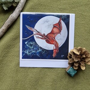 Carta unica a tema drago, raffigurante un drago e una luna piena. Da un dipinto originale di Jane Stewart