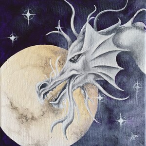 Um dragão branco mágico saúda a lua cheia em um cartão de felicitações exclusivo. De uma pintura acrílica original de Jane Stewart.