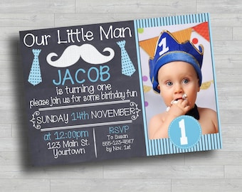Eerste verjaardagsuitnodiging voor onze kleine man | Snor stropdas blauw 1e verjaardagsfeestje afdrukbaar | Verjaardagsfoto jongen jongen | 5 x 7 digitale download