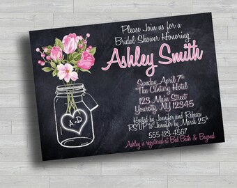 Pode incluir: Um convite para um chá de panela em estilo quadro-negro com flores cor-de-rosa num frasco de vidro. O convite é para Ashley Smith e inclui a data, hora, local e informações de RSVP.