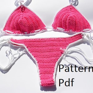 Puede incluir: Top y parte inferior de bikini de crochet rosa con ribetes blancos. La parte superior del bikini es de estilo triangular y la parte inferior es de estilo de corte alto. El bikini está hecho a mano y viene con un patrón PDF.