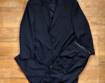 Vintage herenpak van zwarte wol met krijtstreep, bestaande uit een blazer maat 46L en een broek maat 42x33 met dubbele plooien.