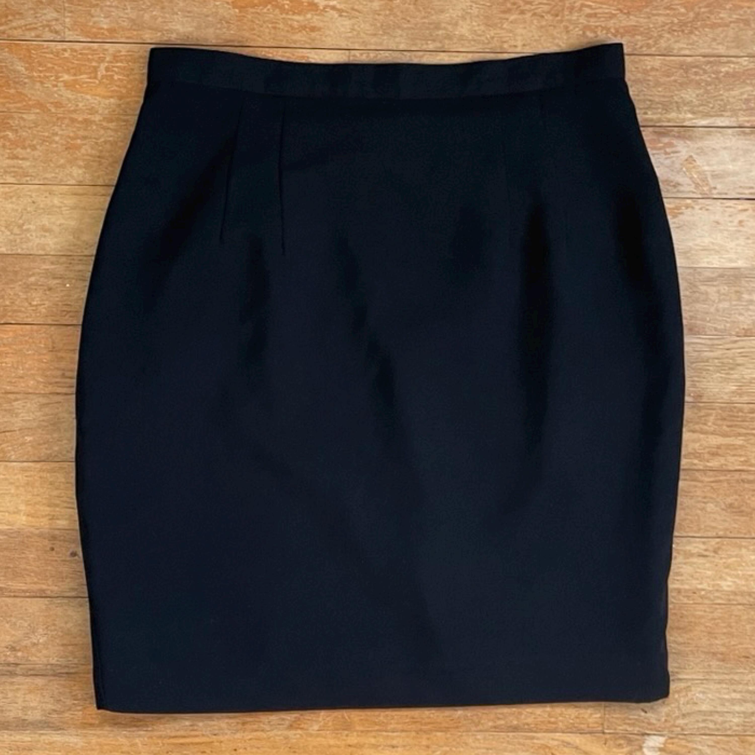 preloved購入　BLACK CREPE SKIRT Vintage Black Crepe Skirt Size Medium 30