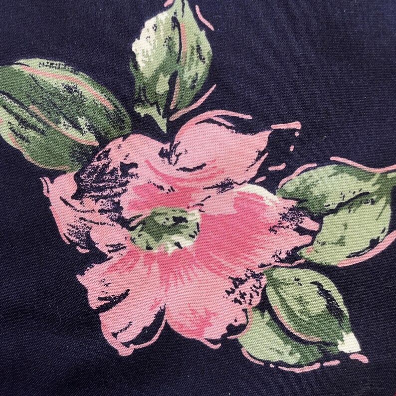 K&ouml;nnte beinhalten: Eine rosa Blume mit gr&uuml;nen Bl&auml;ttern auf dunkelblauem Hintergrund. Die Blume hat einen zarten, handgemalten Look.