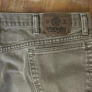 Vintage herrjeans i blekt olivgröna, storlek 40x32, Wrangler-denim från 1990-talet | Midja 40 x Innerben 30 bild 6