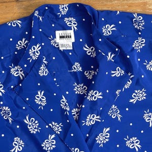 Chemisier vintage imprimé noeuds grande taille des années 1990 chemise courte coupe carrée bleu cobalt à pois image 3