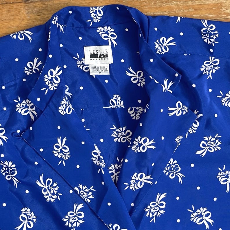 Chemisier vintage imprimé noeuds grande taille des années 1990 chemise courte coupe carrée bleu cobalt à pois image 3