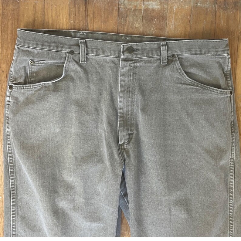 Vintage herrjeans i blekt olivgröna, storlek 40x32, Wrangler-denim från 1990-talet | Midja 40 x Innerben 30 bild 2