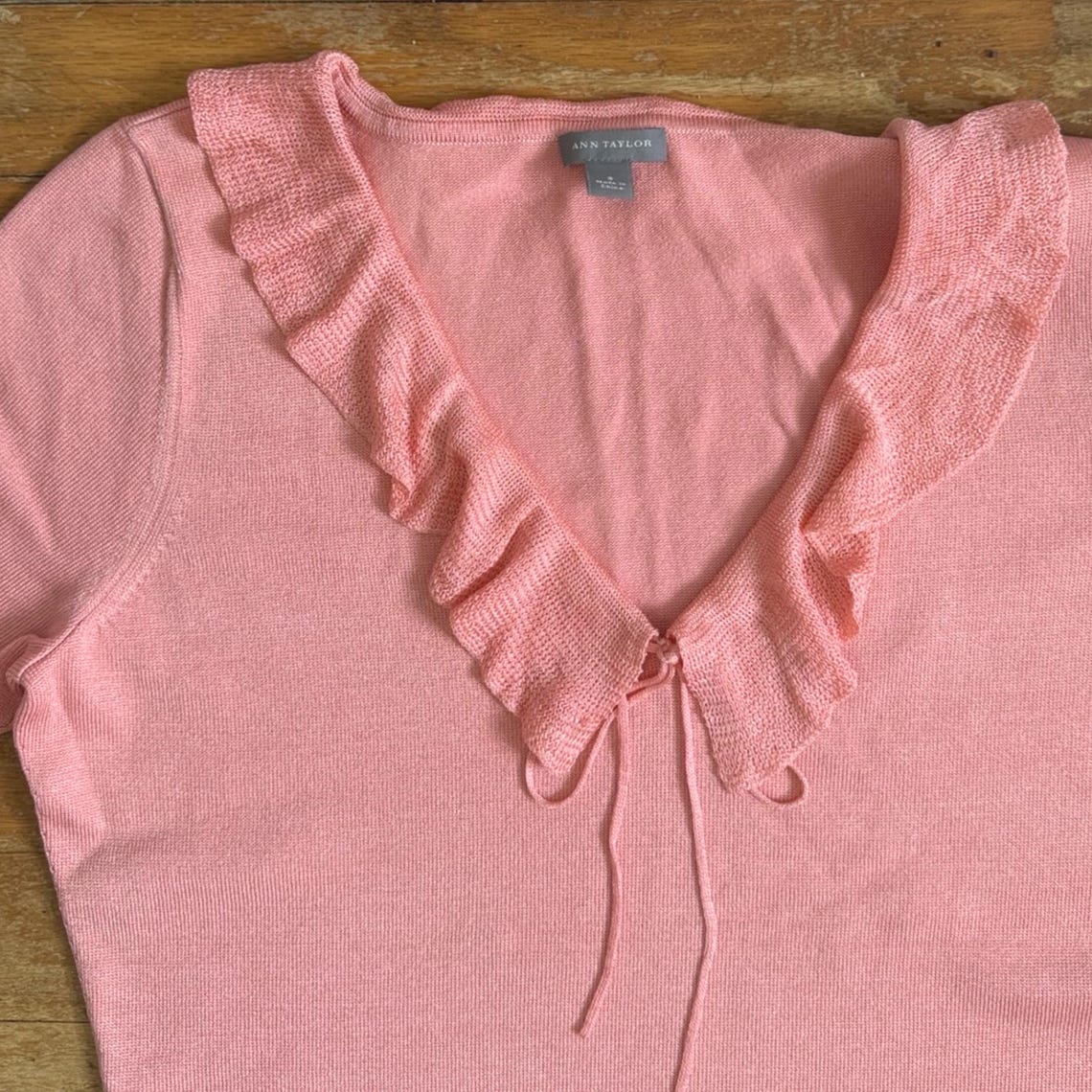 Vintage Pink Knit Silk Top Size Small Y2K Ruffled Collared Blouse Shirt, foto 3 di 5