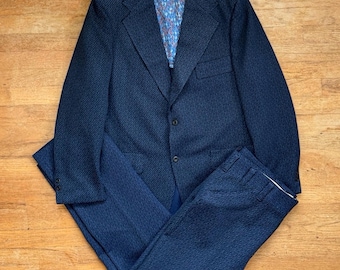 Zestaw garniturowy męski vintage z lat 60., rozmiar 44, marynarka 40x30, spodnie, niebiesko-czarny, dzianina poliestrowa, Włochy