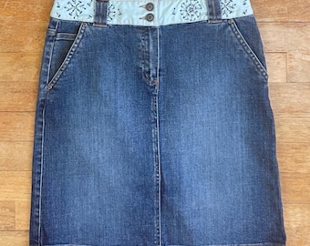 Vintage Denim Mini Skirt Size Small 28" Waist 190s Floral Embroidered Jean