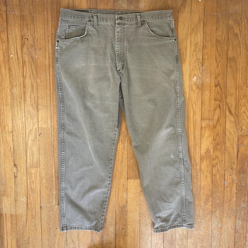Vintage herrjeans i blekt olivgröna, storlek 40x32, Wrangler-denim från 1990-talet | Midja 40 x Innerben 30 bild 1