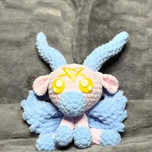 Przytul rozmiar Trans Pride Baphomet | Jumbo Amigurumi Pluszowa zabawka | Ręcznie robione szydełkowe okultystyczne pluszowe zwierzę