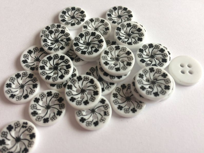 13mm plastic black and white 4 leaf clover design 4 hole buttons x 10 image 1