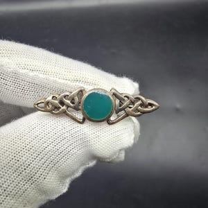 vintage sterling silver brooch celtic knot green stone small 36mm long scottish jewellery