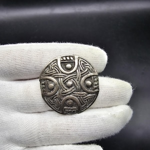 vintage scottish solid silver plaid brooch celtic knot shield design round 33mm wide 11.70 grams mid century