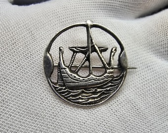 vintage mid century scottish sterling silver brooch pin viking norse boat theme 26.25mm wide