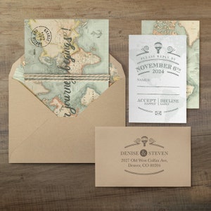 Puede incluir: Un conjunto de invitaciones de boda con un diseño de mapa del mundo vintage. La invitación incluye el texto "¡Nuestro viaje comienza!" y un sello que dice "Denise & Steven." La tarjeta RSVP tiene un gráfico de globo aerostático y pide a los invitados que respondan antes del 6 de noviembre de 2024. El sobre marrón tiene un gráfico de globo aerostático a juego y los nombres y la dirección de la pareja.