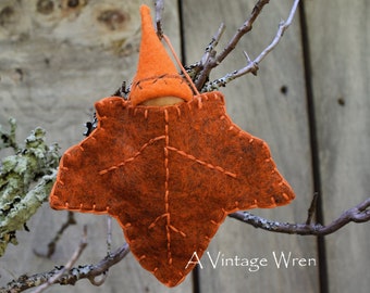 Rusty Orange Maple Leaf Peg Doll / Seasonal Peg Gnome / Waldorf Peg Dolls / Leaf Pocket Doll / Root Children / Autumn Gnome