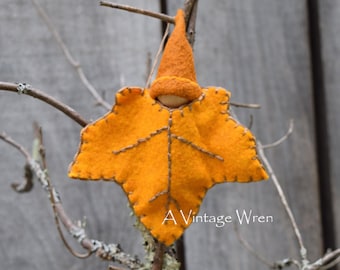 Yellow Maple Leaf Peg Doll / Wool Felt Peg Doll / Seasonal Peg Gnome / Waldorf Peg Dolls / Leaf Pocket Doll / Root Children / Autumn Gnome