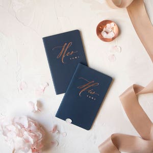Huwelijksgelofteboeken Rose Gold Foil Druk op marineblauwe notitieboekjes van hem en haar, geen personalisatie