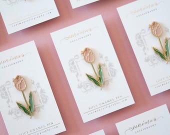 Pin de esmalte suave con forma de tulipán ruborizado