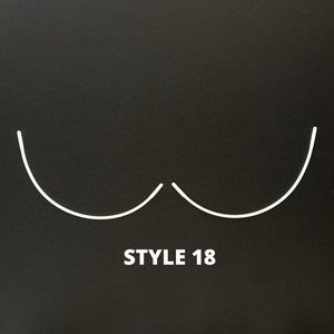 Op de afbeelding: Een witte lijntekening van twee gebogen lijnen op een zwarte achtergrond. De tekst "STYLE 18" staat onder de lijnen.