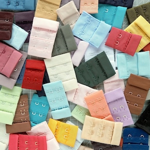 Diversos ganchos para sutiã de 2 fileiras e bolsa para pegar os olhos. 15 conjuntos aleatórios de fechamento de lingerie. Variedade de larguras e cores