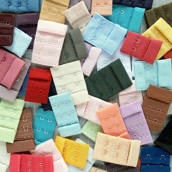 Assortiment de crochets de soutien-gorge à 2 rangées et de sacs à œillets. 15 ensembles de fermetures de lingerie aléatoires. Variété de largeurs et de couleurs