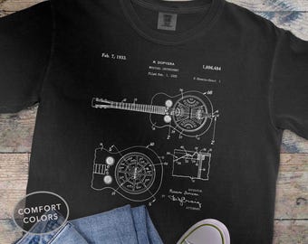 Könnte beinhalten: Ein schwarzes T-Shirt mit einer weißen technischen Patentzeichnung eines Musikinstruments von R. Dopyera, datiert auf den 7. Februar 1933, Patentnummer 1.896.484. Die Grafik enthält detaillierte Diagramme des Gitarrenkörpers und der Bauteile.