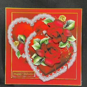 Due cuori e rose rosse, carta decoupage 3D, San Valentino, carta anniversario, personalizzata, fatta a mano nel Regno Unito