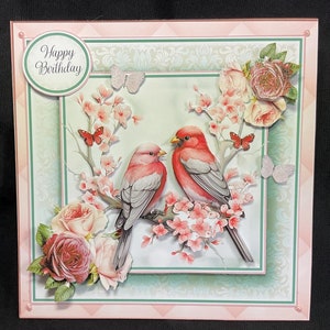 Carte de découpage 3D florale avec deux oiseaux rouges et gris, personnalisée, faite main au Royaume-Uni