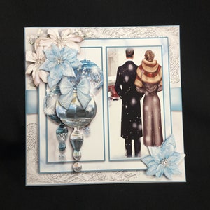 Blauwe en witte kerstballen en kerststerbloemen, kaart voor stelletjes, 3D-decoupagekaarten, handgemaakt in het Verenigd Koninkrijk
