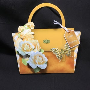 Amberkleurige tas met witte en gele bloemen, handtasvormige 3D-decoupagekaart, gepersonaliseerd, Moederdag, verjaardagskaart, handgemaakt in het Verenigd Koninkrijk