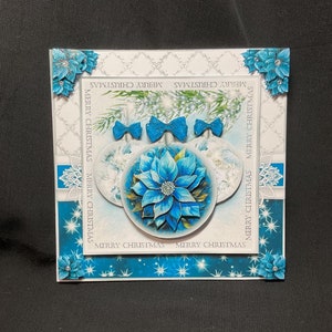 Boules de Noël bleues et blanches et fleurs de poinsettia, cartes de découpage 3D, faites main au Royaume-Uni